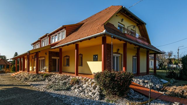 Отель в Дьенешдиаш