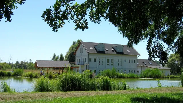 Отель в Залавар