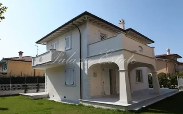 Вилла в Марина-ди-Пьетрасанта