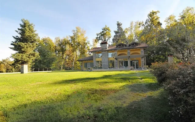 Вилла в Аграте-Контурбия