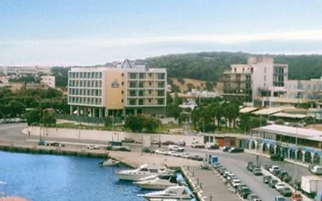 Отель в Рафина