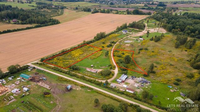 Земельный участок в Яунолайне