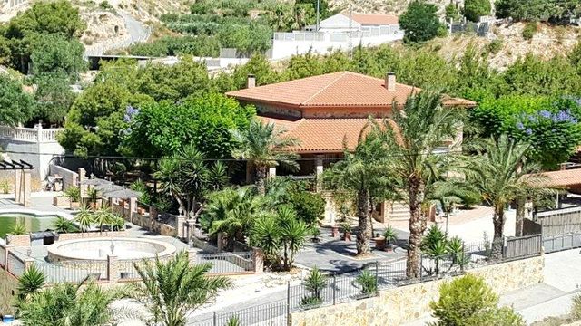 Отель в Кревильенте