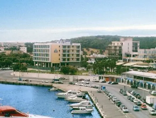 Отель в Рафина