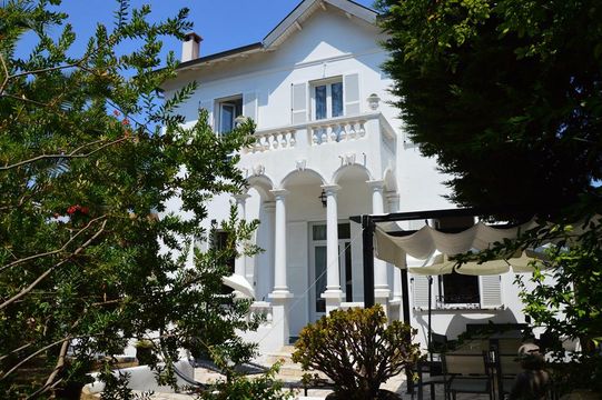 Дом в Сен-Лоран-дю-Вар