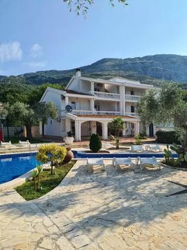 Отель в Петровац