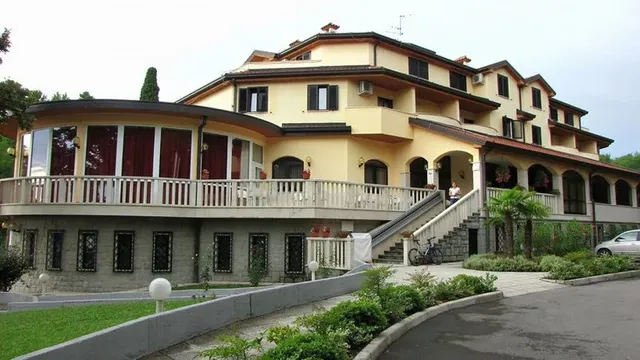 Отель в Копер