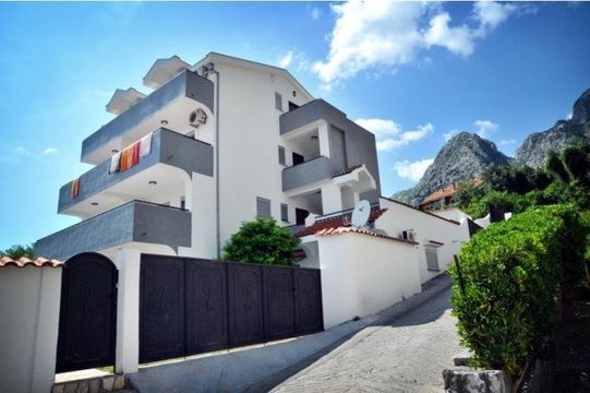 Отель в Ораховац