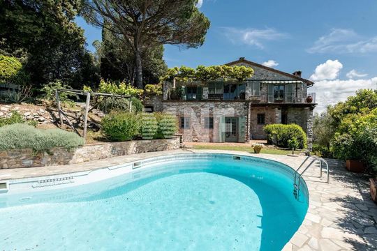 Особняк в Валико ди Сопра