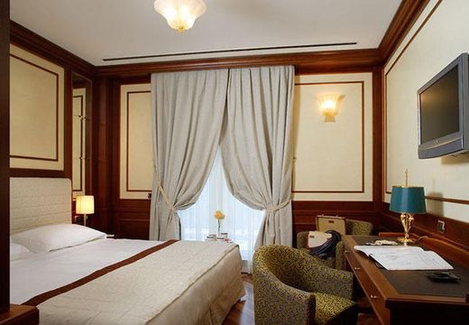 Отель в Милан