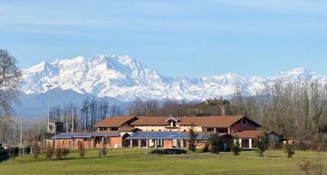 Отель в Арона