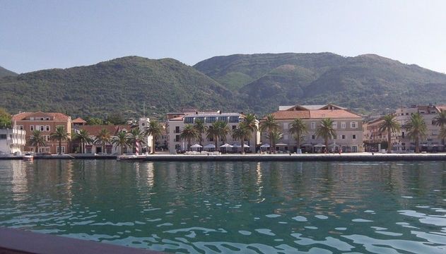 Отель в Тиват