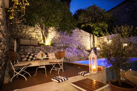 Отель в Каменари