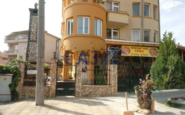 Отель в Равда
