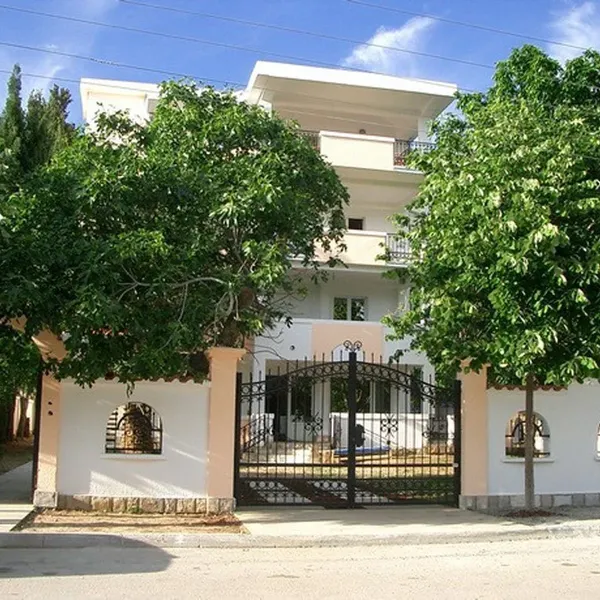 Отель в Сутоморе, фото 1