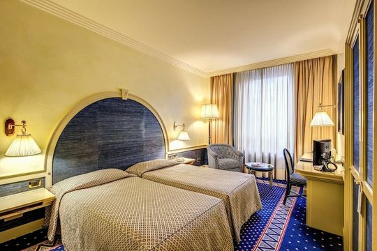 Отель в Милан