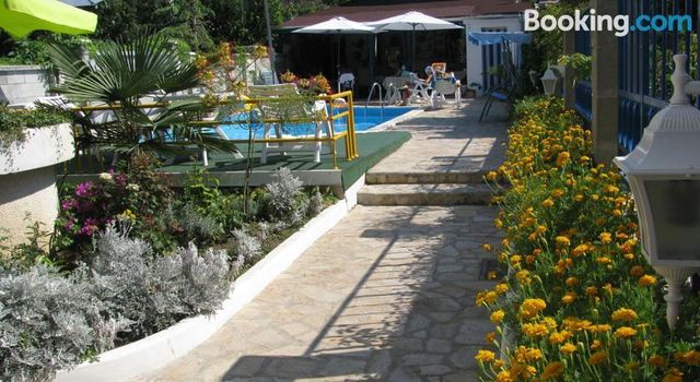 Отель в Черноморец