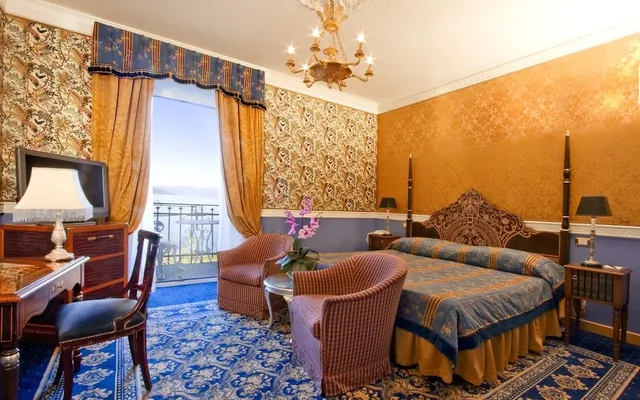 Отель в Арона