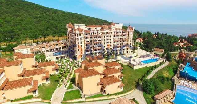 Дом в Елените