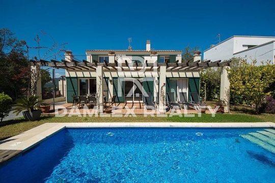 Вилла в Сан-Фелиу-де-Гишольс