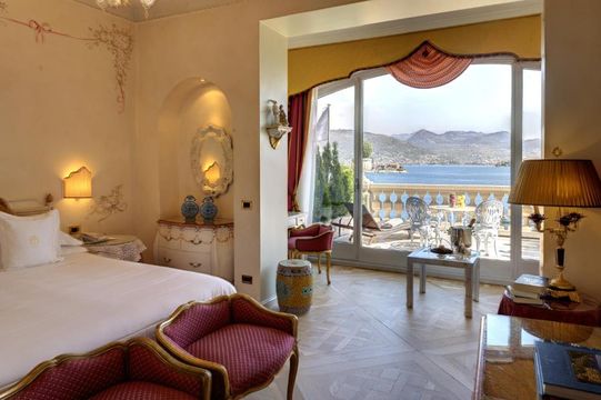 Отель в Арона