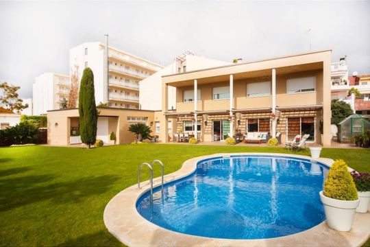 Вилла в Пинеда-де-Мар