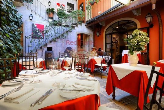 Отель в Каннеро-Ривьера