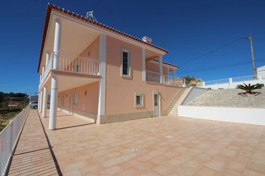 Вилла в Калдаш-да-Раинья