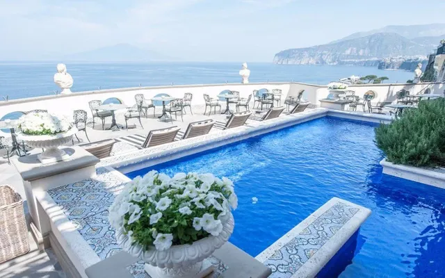 Отель в Сорре́нто