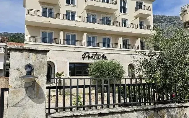 Отель в Петровац