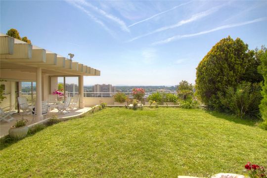 Квартира в Мандельё-ла-Напуль