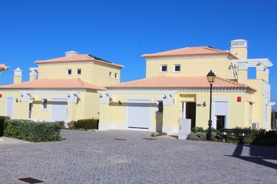 Таунхаус в Алтура (Каштру-Марин)