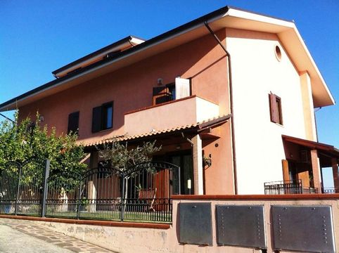 Таунхаус в Читта-Сант'Анджело