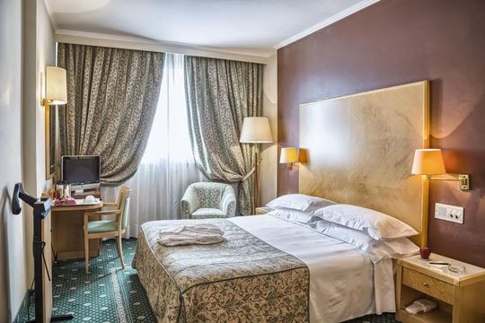 Отель в Милан